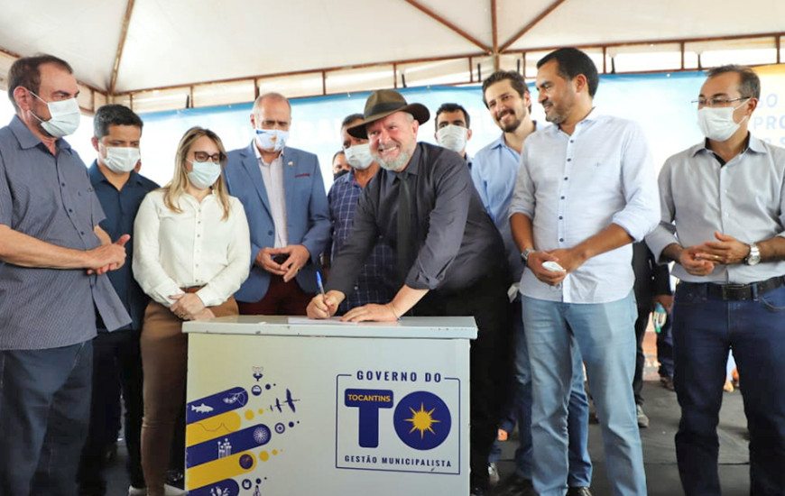 Carlesse assina ordem de serviço em Araguaína