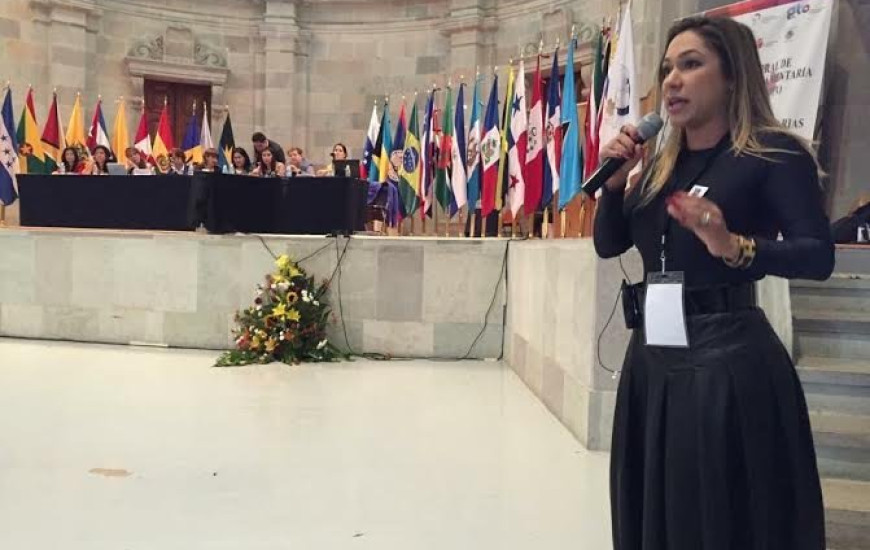 Deputada participa de evento no México