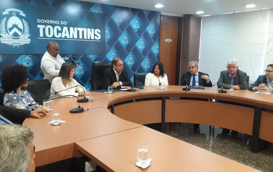 Governador faz anúncios à imprensa