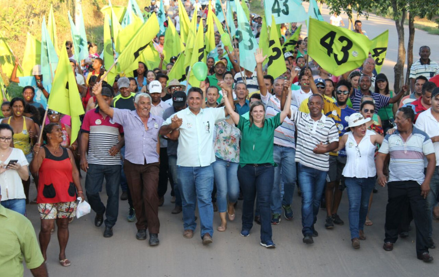 Claudia Lelis e o candidato Miranda em caminhada