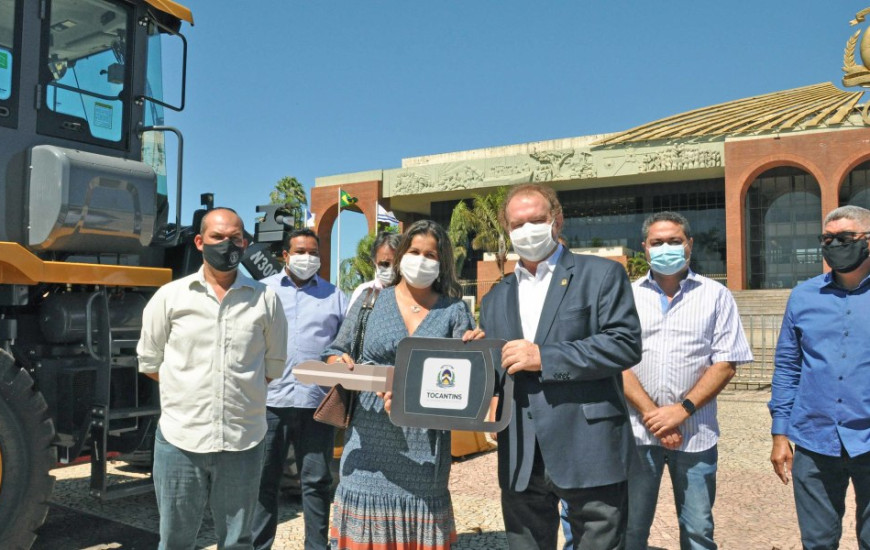 Mauro Carlesse entrega máquinas a prefeita de Araguacema, Isabella Simas.