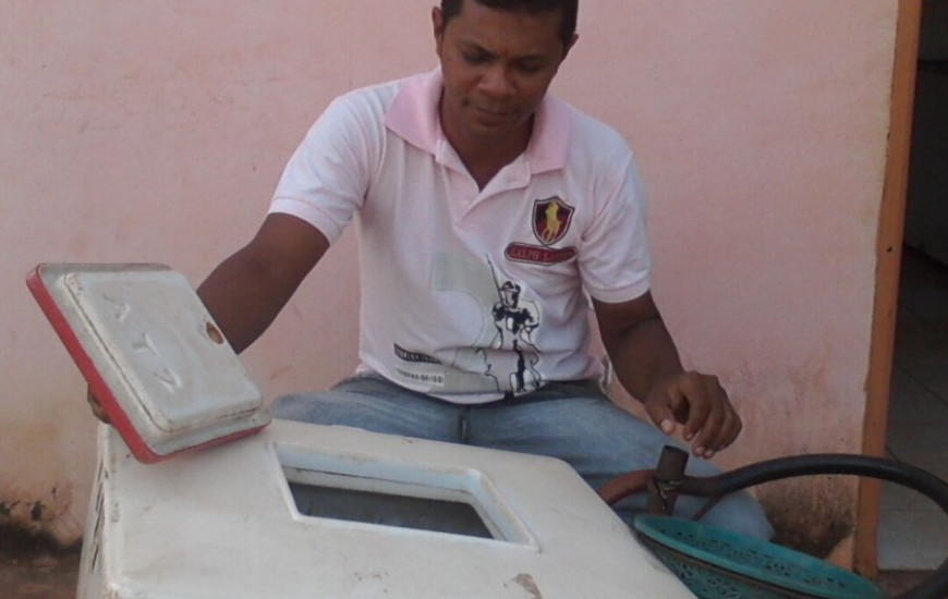 Professor vende picolé na rua