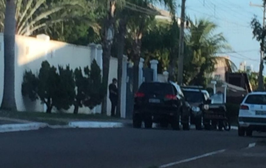 PF cumpre mandados na casa do governador