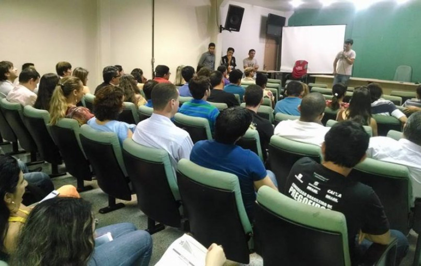 Em assembleia, servidores decidiram aderir à greve