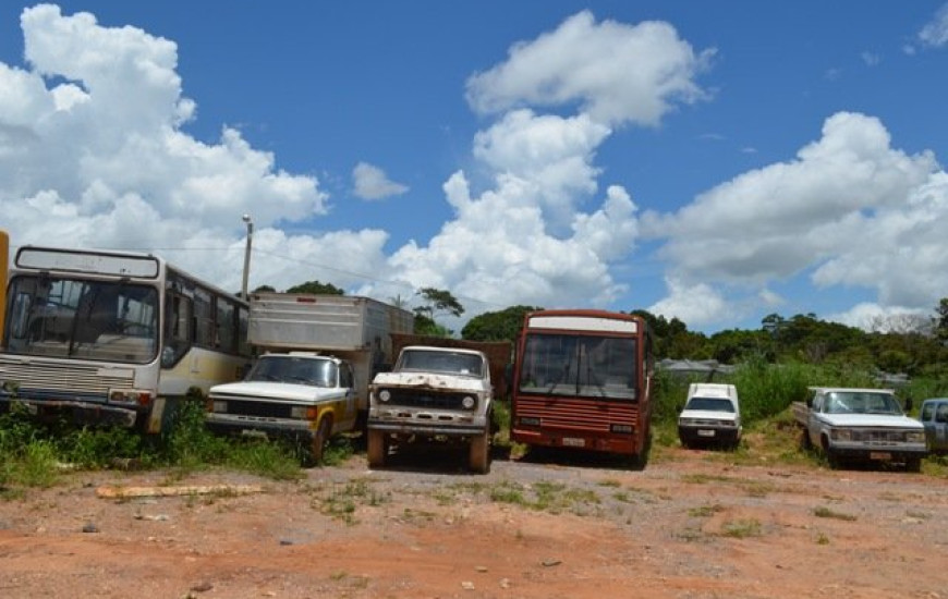 Veículos sucateados em garagem