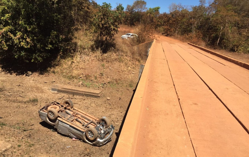 Veículo caiu de ponte em estrada vicinal