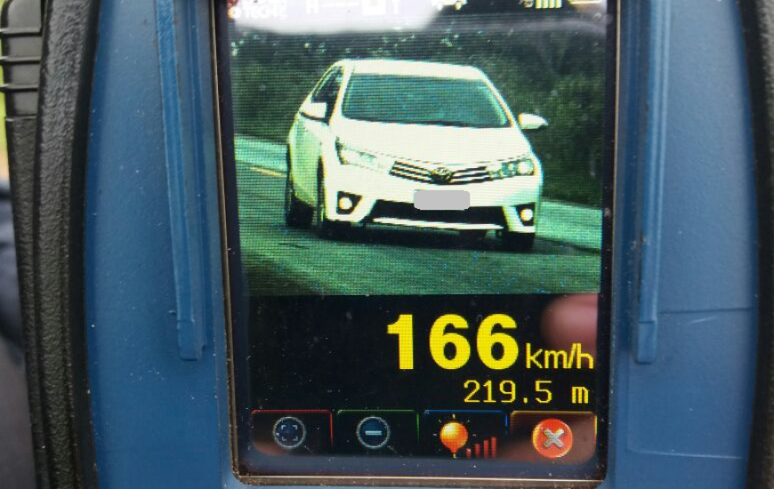 Veículos chegam a atingir 166 km/h