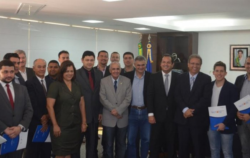 Paulo Carneiro participou da entrega de contratos