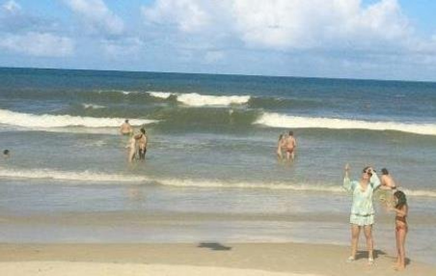 Empinando pipa na praia