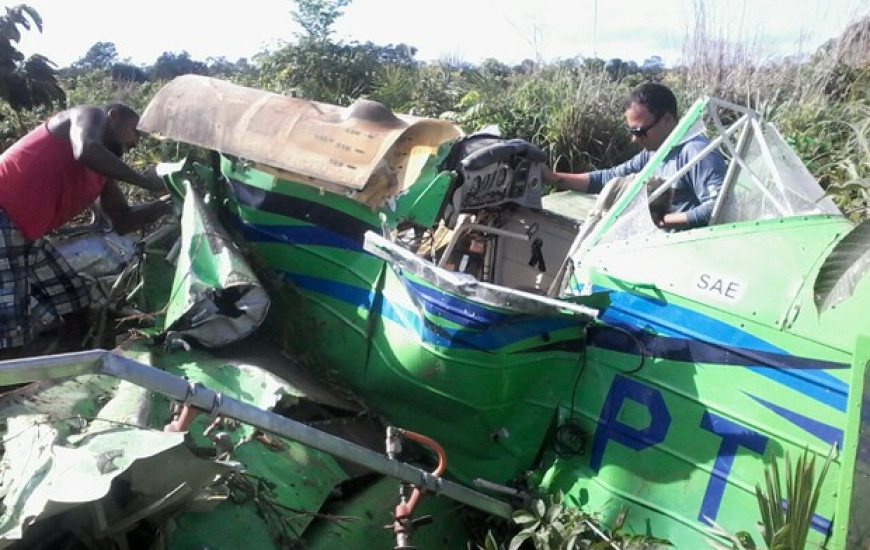 Aeronave caiu de bico no chão