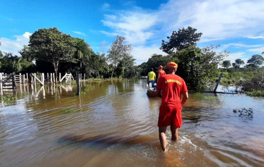 Bombeiros atuando em Barra do Ouro 