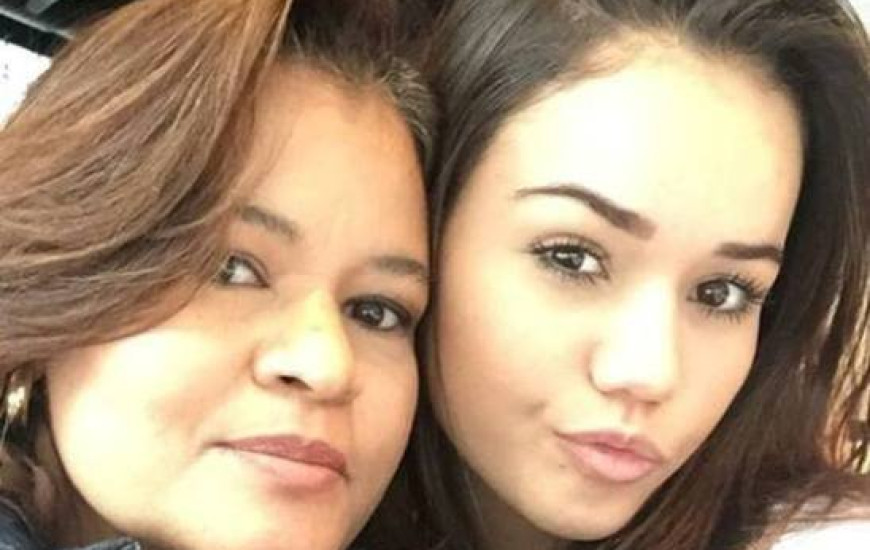 Mãe chega ao Brasil com a filha