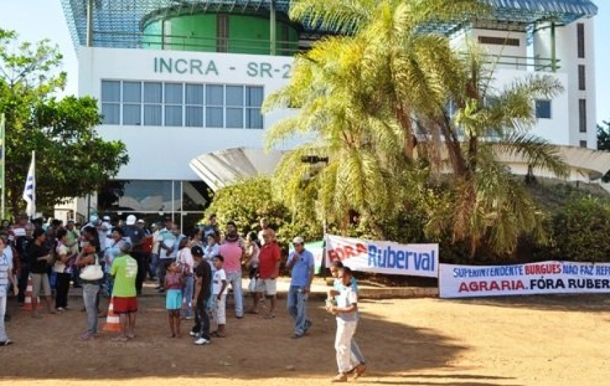 Integrantes do grupo na frente do Incra