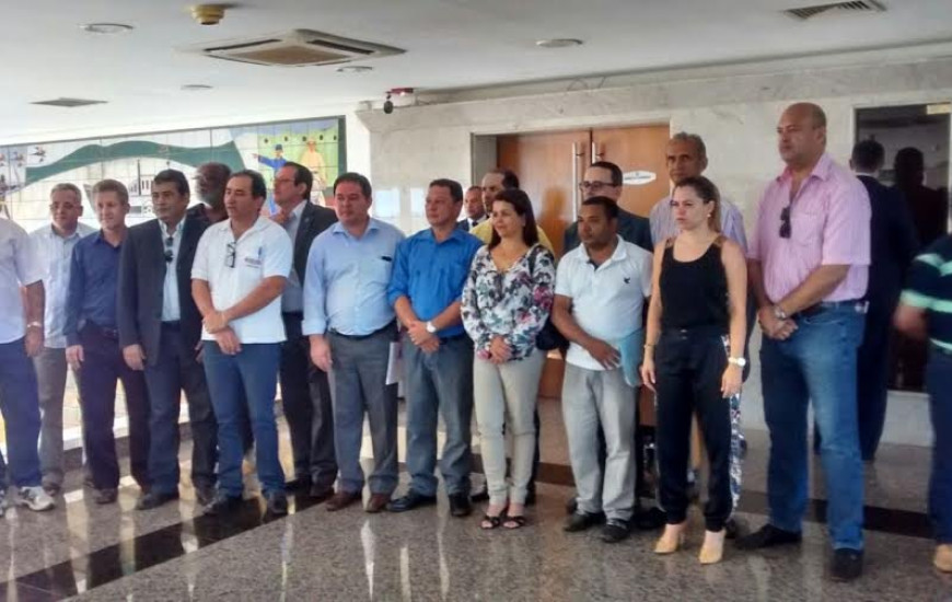 Sindicatos aguardam atendimento no Palácio
