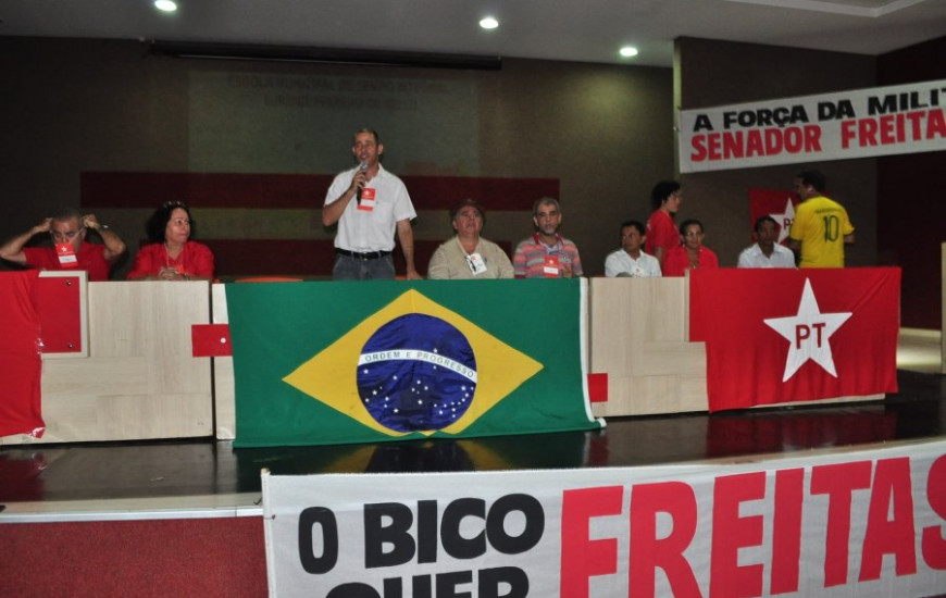 Júlio César conduz convenção