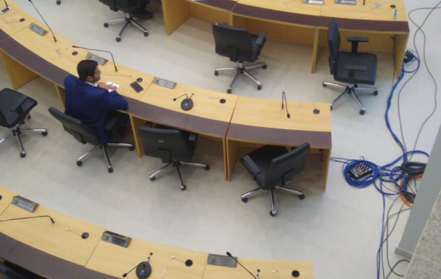 Apenas dez vereadores participaram da sessão presencial