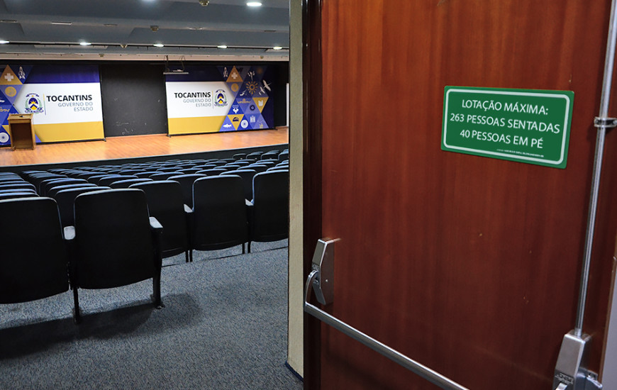  Aviso de lotação em entrada principal de recinto