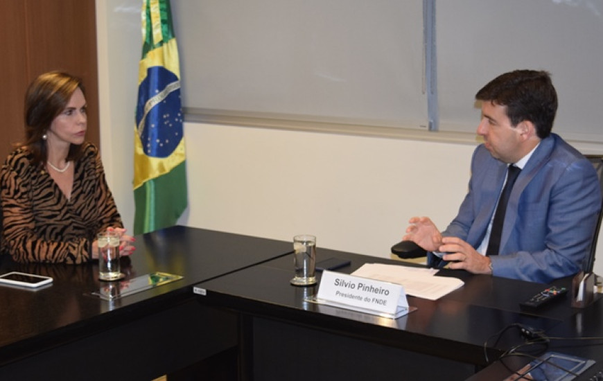 Deputada comemora mais recursos para obras em andamento no TO