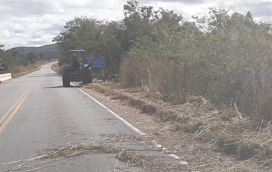 Roçagem no trecho de Porto Nacional a Silvanópolis, na TO-050.