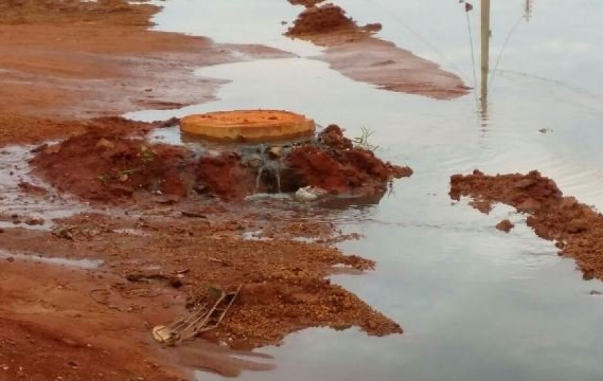 Esgoto rompido causa mau cheiro e incomoda