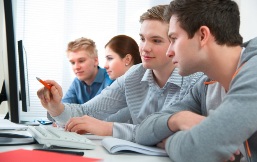 A bolsa é no valor de R$ 600,00, mais R$ 7,50 por dia de auxílio transporte