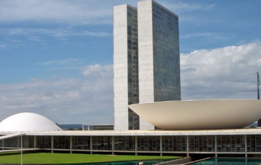  77,8%, afirmam não ter "nenhuma confiança" nos partidos