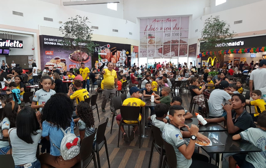 Praça de alimentação recebeu os alunos do projeto