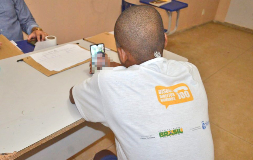 Com a suspensão das visitas, adolescente se comunica com a família por vídeo.