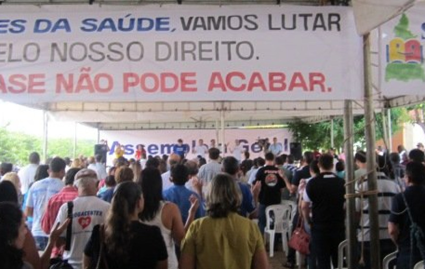 Servidores discutem pagamento de data base