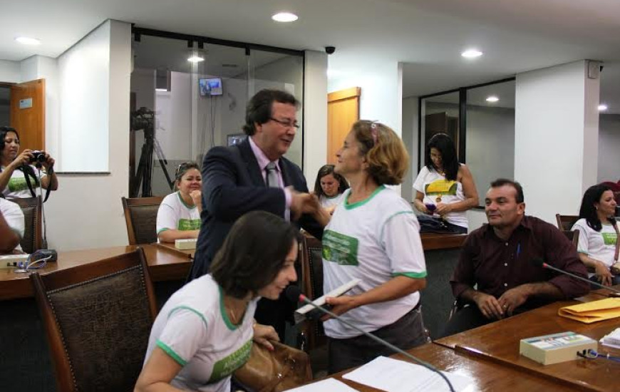 Deputado cumprimenta professores na AL