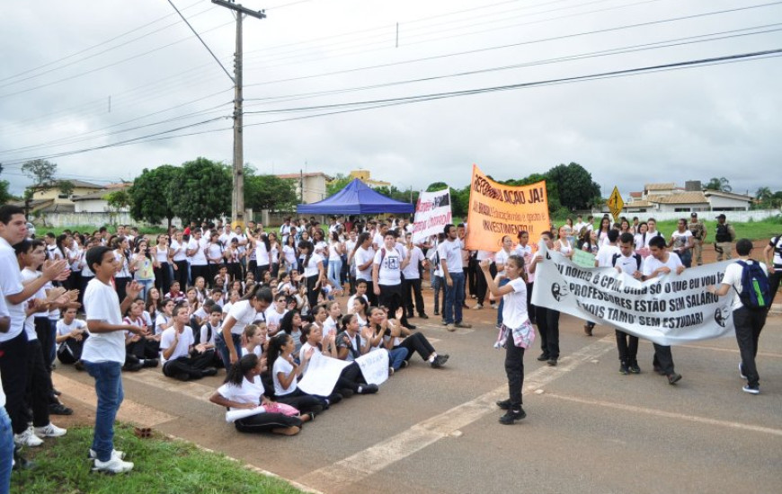 Alunos do CMP fecharam a LO 4 em manifestação