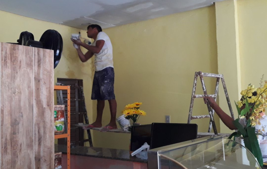 Proprietário tenta consertar teto danificado