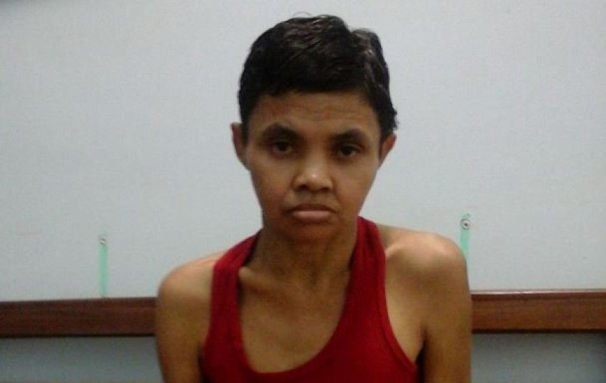 Mulher aparenta 40 anos, não fala, passa bem