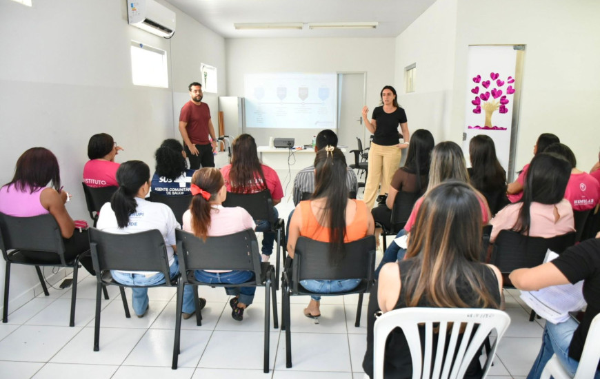 Carolina Godoy, umas das 8 pesquisadores, explica como será feito o levantamento
