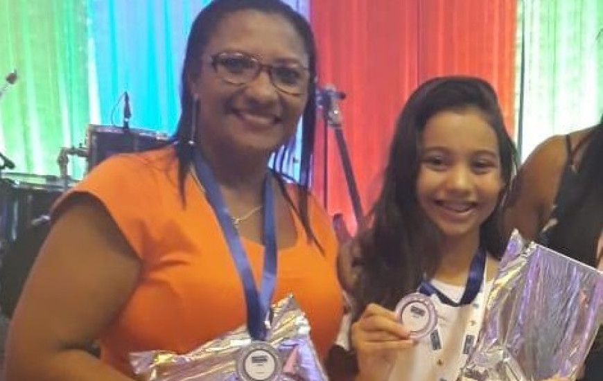Professora Cleide e estudante Yêda Maria recebem medalha de prata