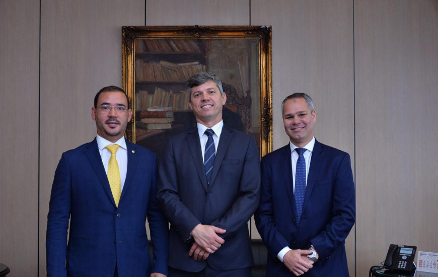 Deputado e ministro inauguram obra nesta sexta