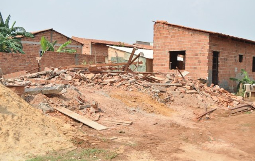 Casas foram derrubadas