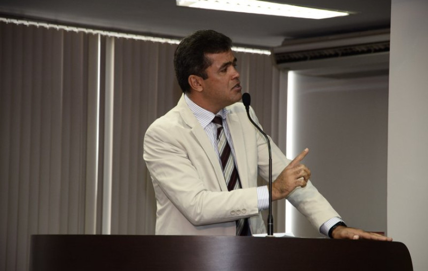 Milton Neris usa Tribuna para rebater críticas