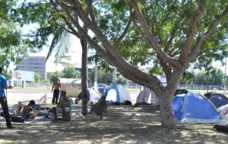 Manifestantes na Praça dos Girassóis