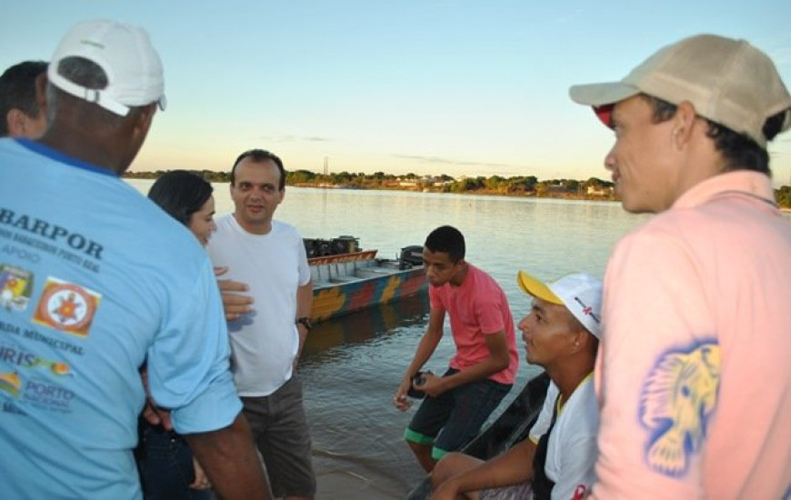 Joaquim Maia conversa com barraqueiros na praia