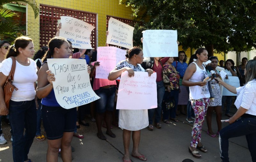 Professores devem receber até dia 1º
