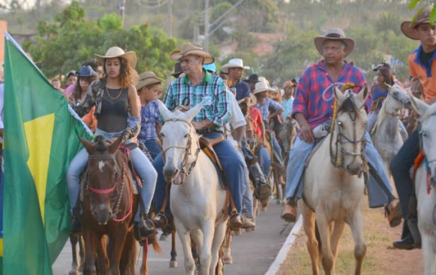Cavalgada abriu evento em Almas