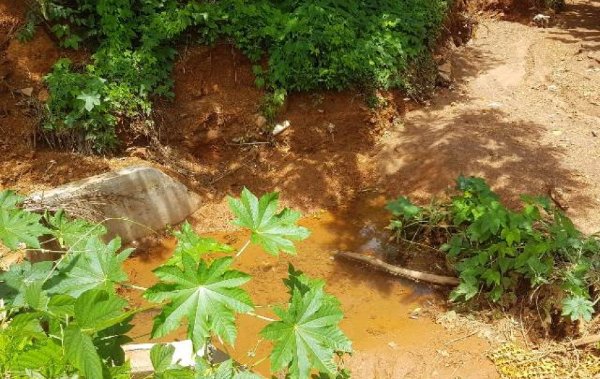 O Córrego Cachimbo passa por processo de degradação pela ação do homem