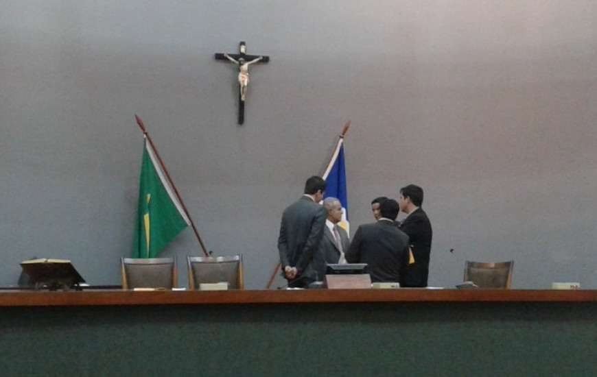 Deputados conversam no fim da sessão