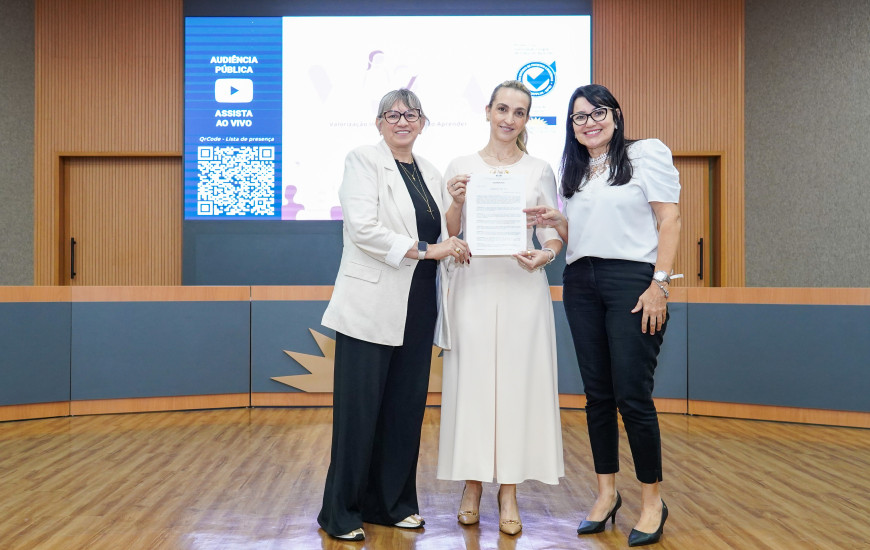 Promotora Jacqueline Orofino realiza entrega simbólica da recomendação ao CEE