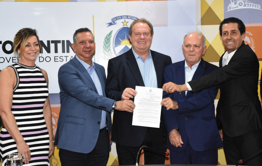 Ato de assinatura da Lei nesta 5ª feira, dia 08.