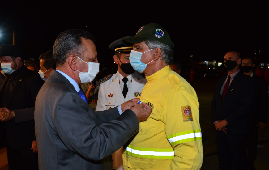 Andrade fez a entrega da Medalha do Mérito Intelectual ao bombeiro Cleber José 