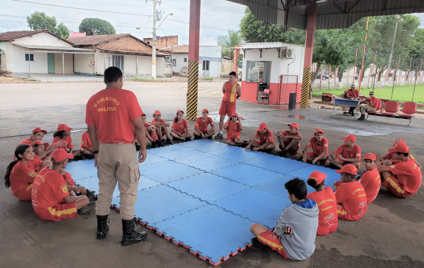  Alunos do Proebom recebem orientação sobre rotinas do Corpo de Bombeiros