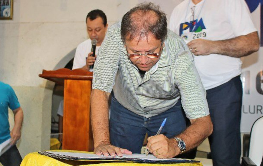 Governador assina ordem de serviço