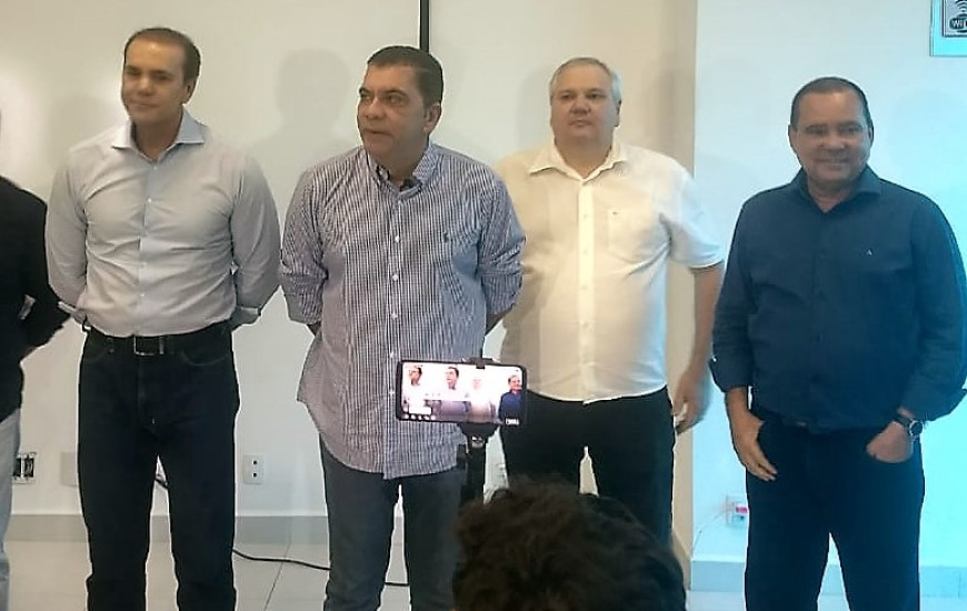 Amastha aparece ao lado de Stival,Ataídes e Vicentinho para anunciar permanência